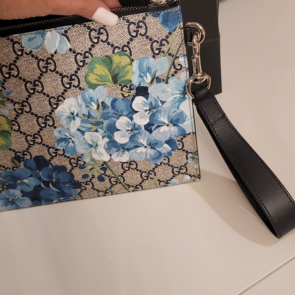 Gucci Blue Floral GG Supreme Wristlet Clutch - Picture 5 of 8
